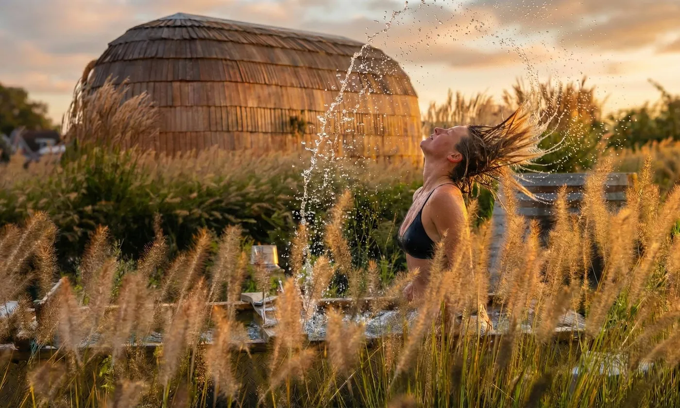 Het koude bad bij de sauna van NEST in de avondzon