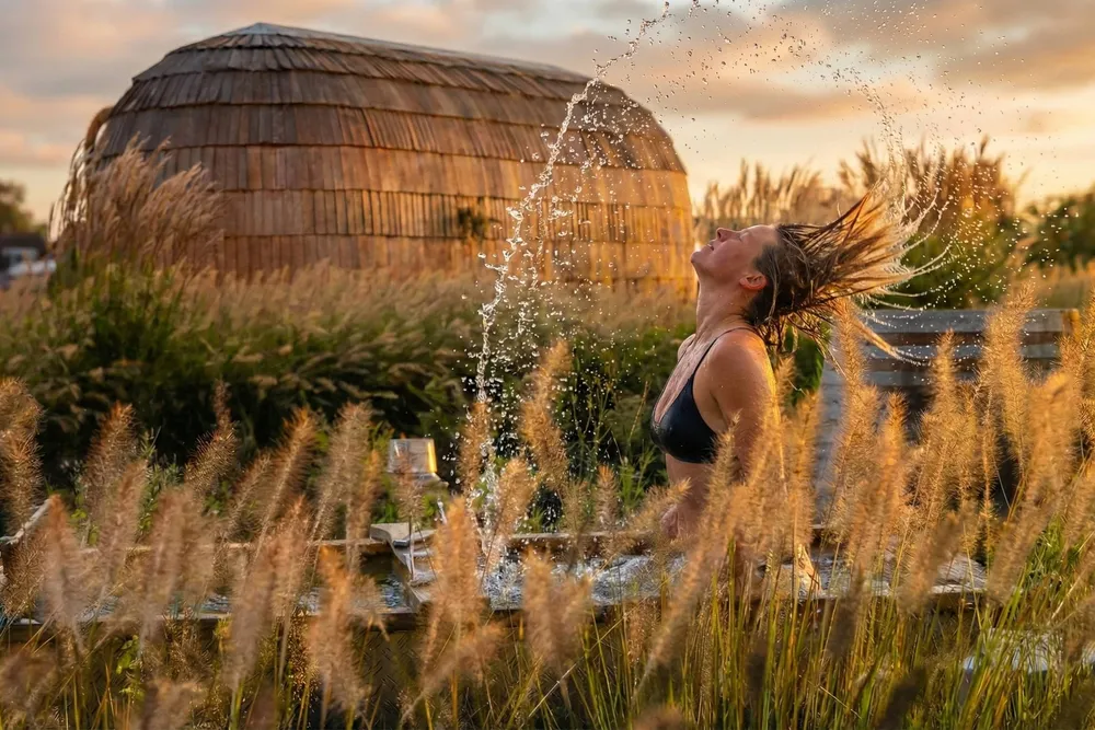 Het koude bad bij de sauna in de avondzon