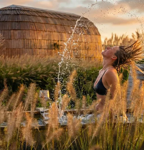 Het koude bad bij de sauna in de avondzon
