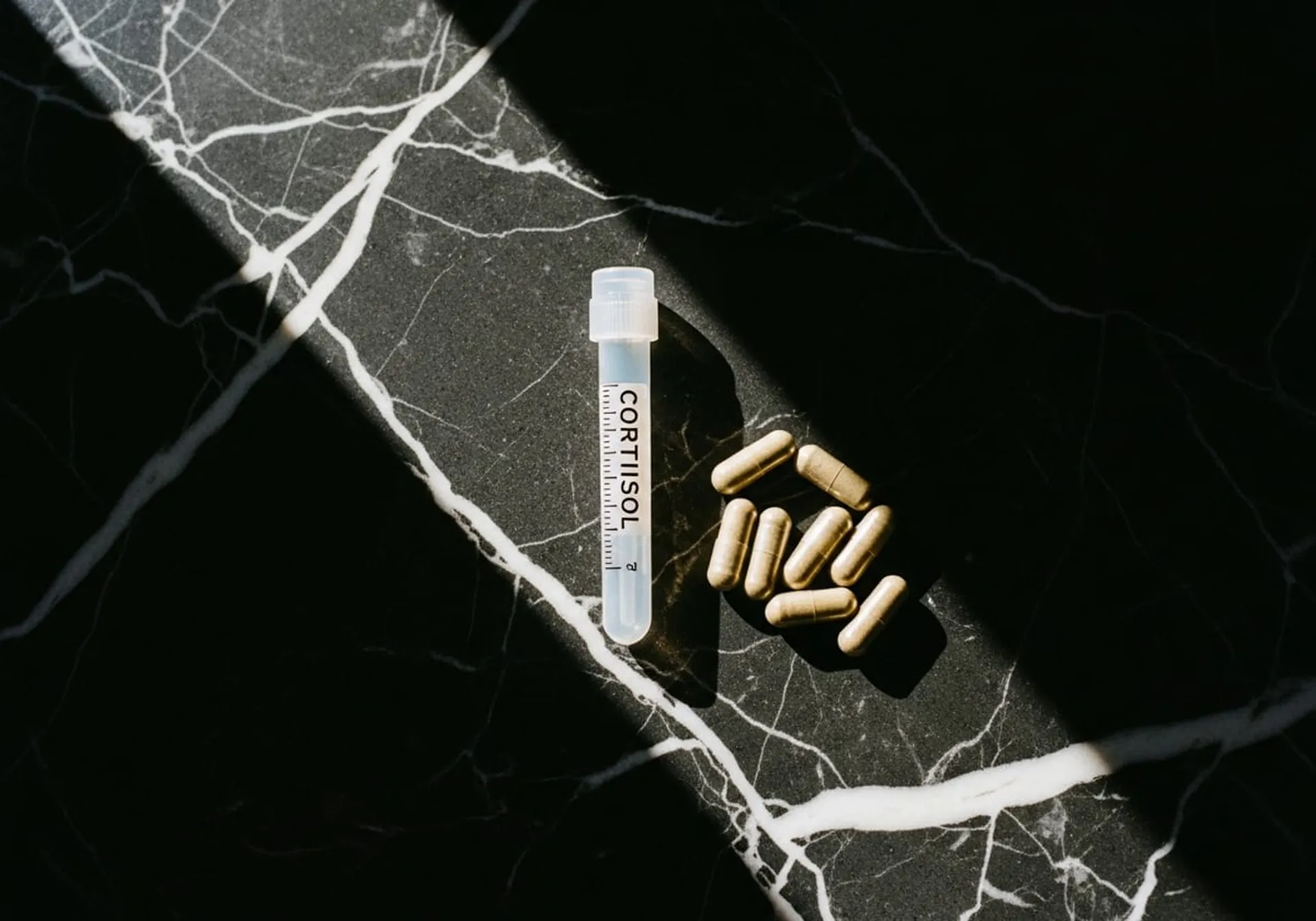 Cortisol verlagen: Waarom supplementen niet genoeg zijn