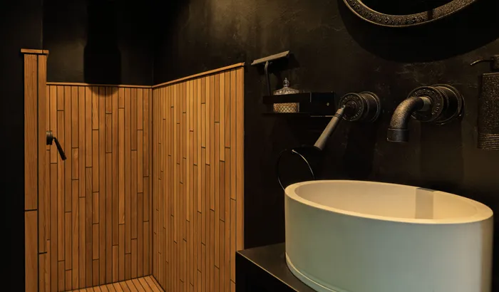 De badkamer van een suite van NEST