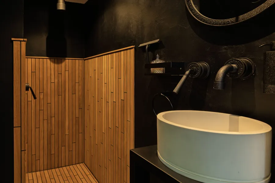 De badkamer van een suite van NEST